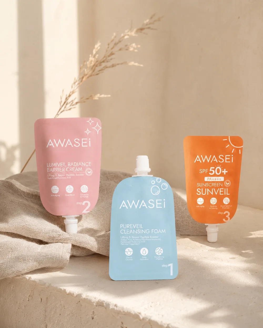 ผลิตภัณฑ์ AWASEi สามชนิดในบรรจุภัณฑ์สีฟ้า ชมพู และส้ม